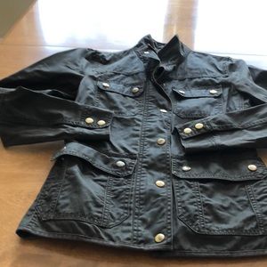 Women’s jacket with zipper & snaps.